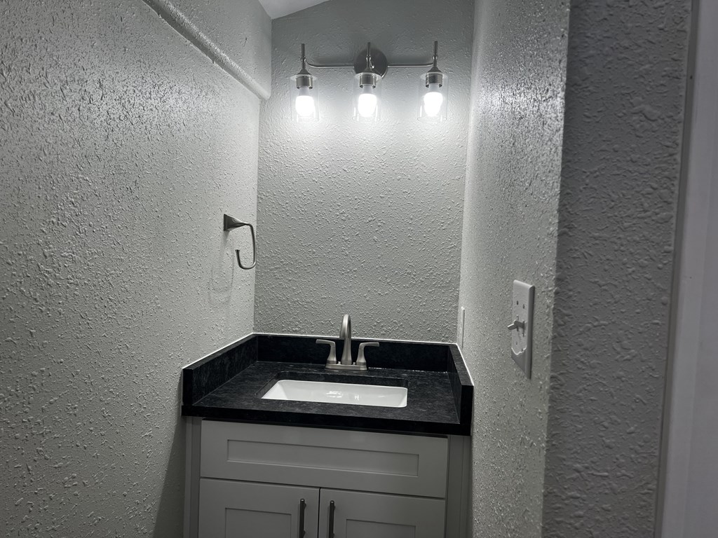 421 Howard St Property Photo 7