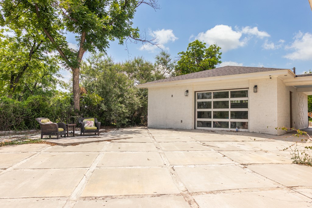 610 W Ave C Property Photo 6