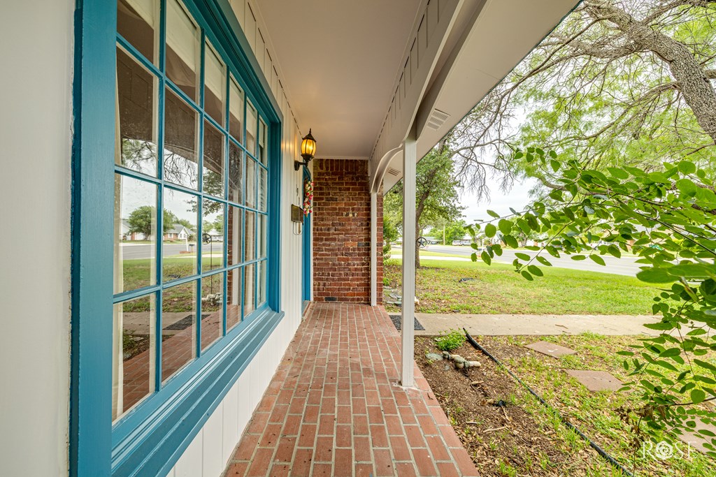 1902 College Hills Blvd Property Photo 3