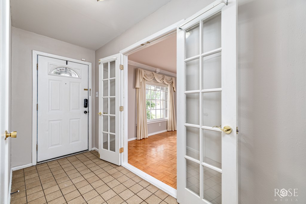 1902 College Hills Blvd Property Photo 4