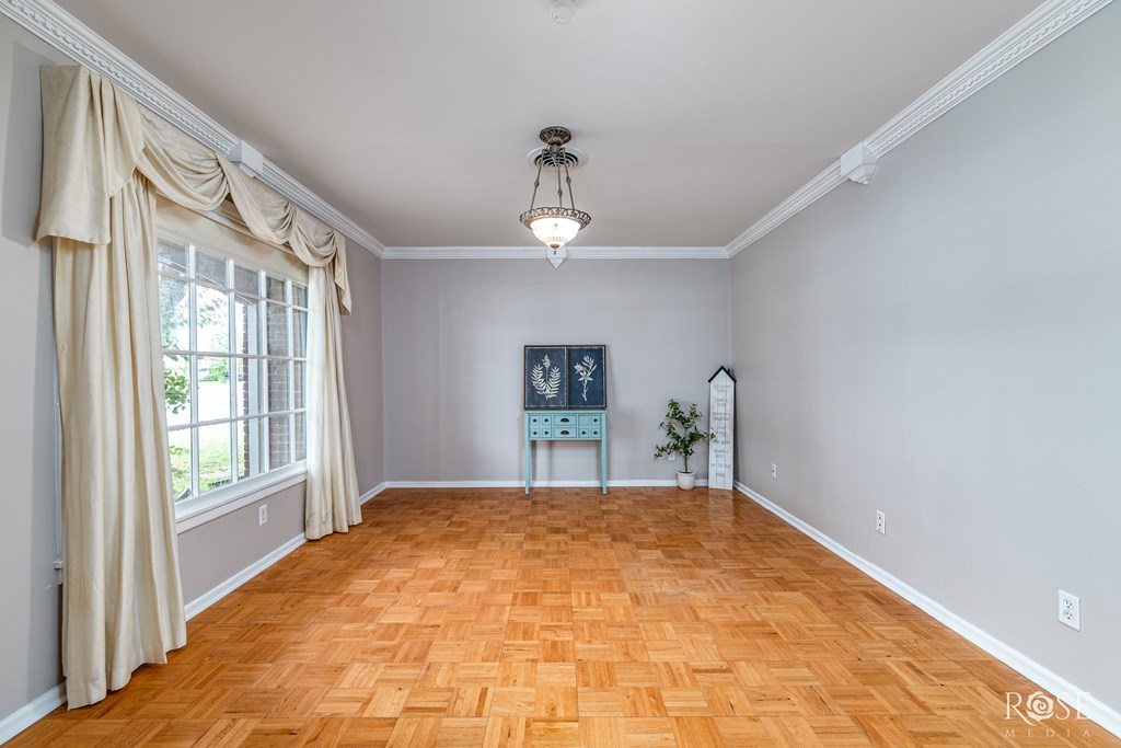 1902 College Hills Blvd Property Photo 5