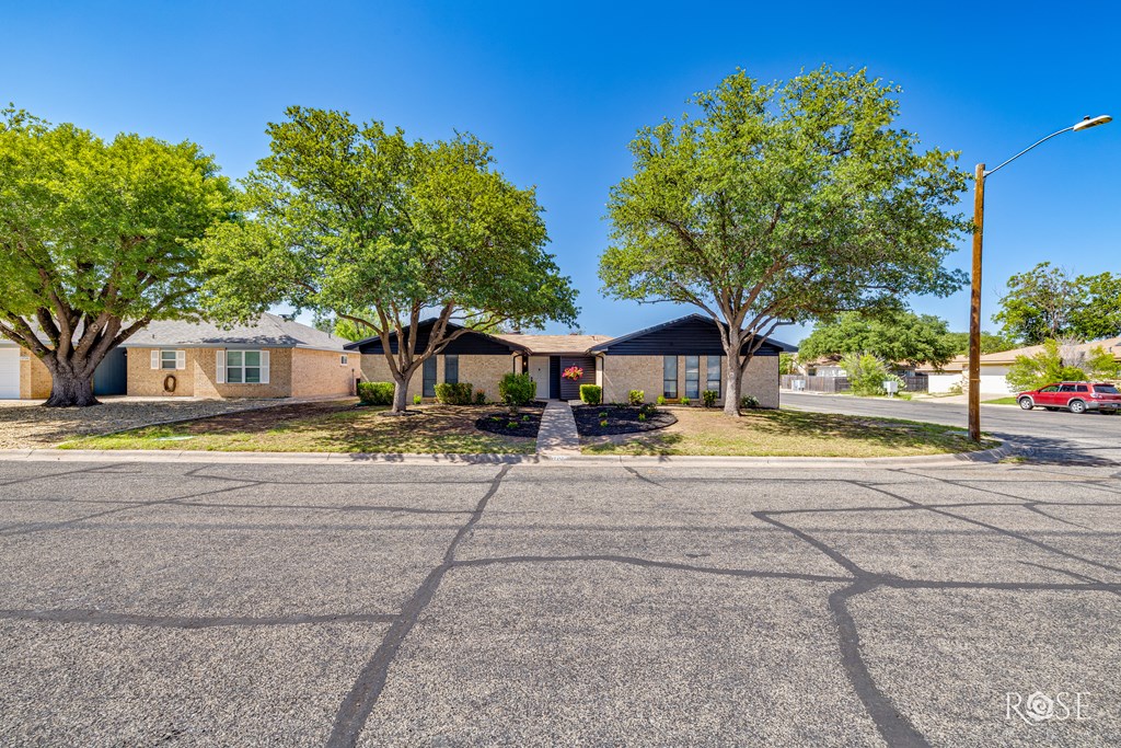 1702 Parkview Dr Property Photo 3