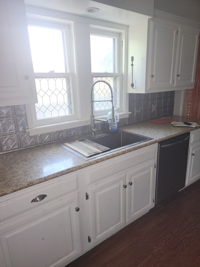 1309 Shafter St Property Photo 2