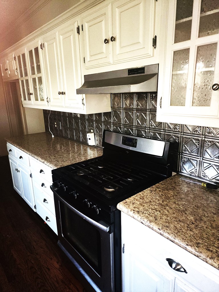 1309 Shafter St Property Photo 4