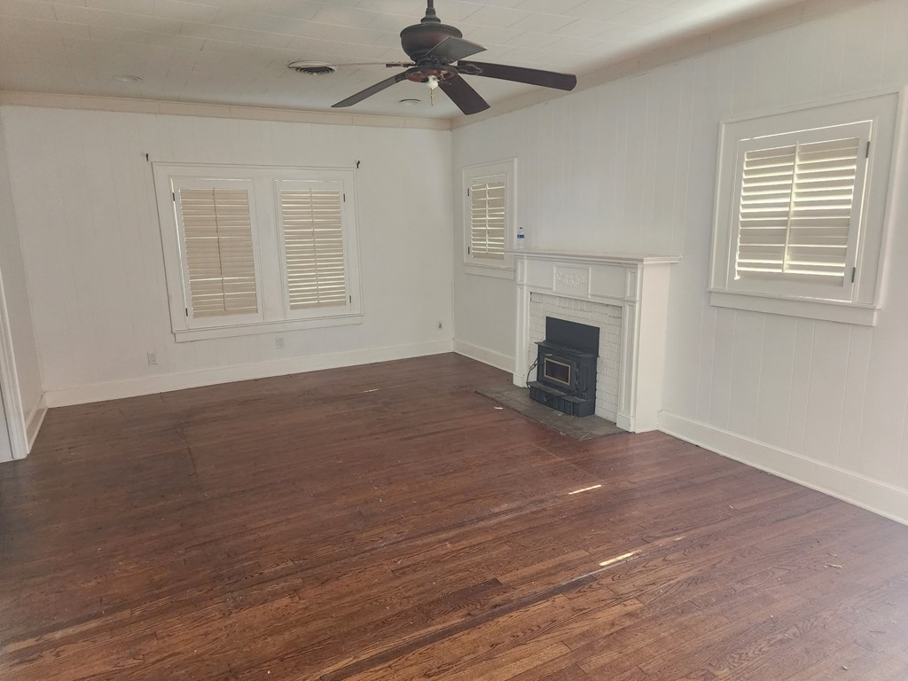 1309 Shafter St Property Photo 8