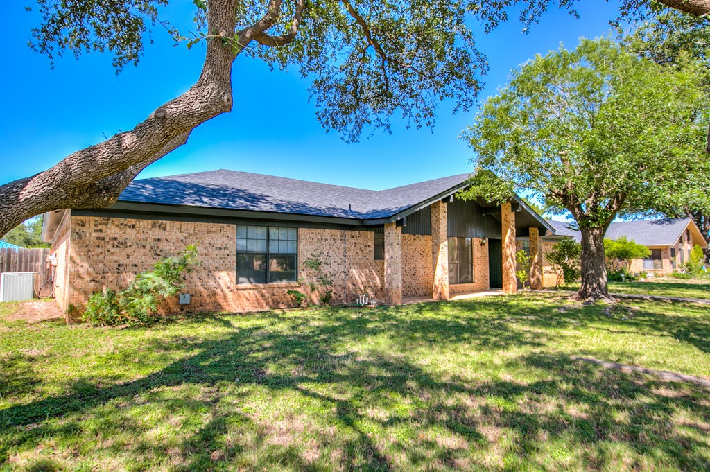 3842 Hillcrest Property Photo 3