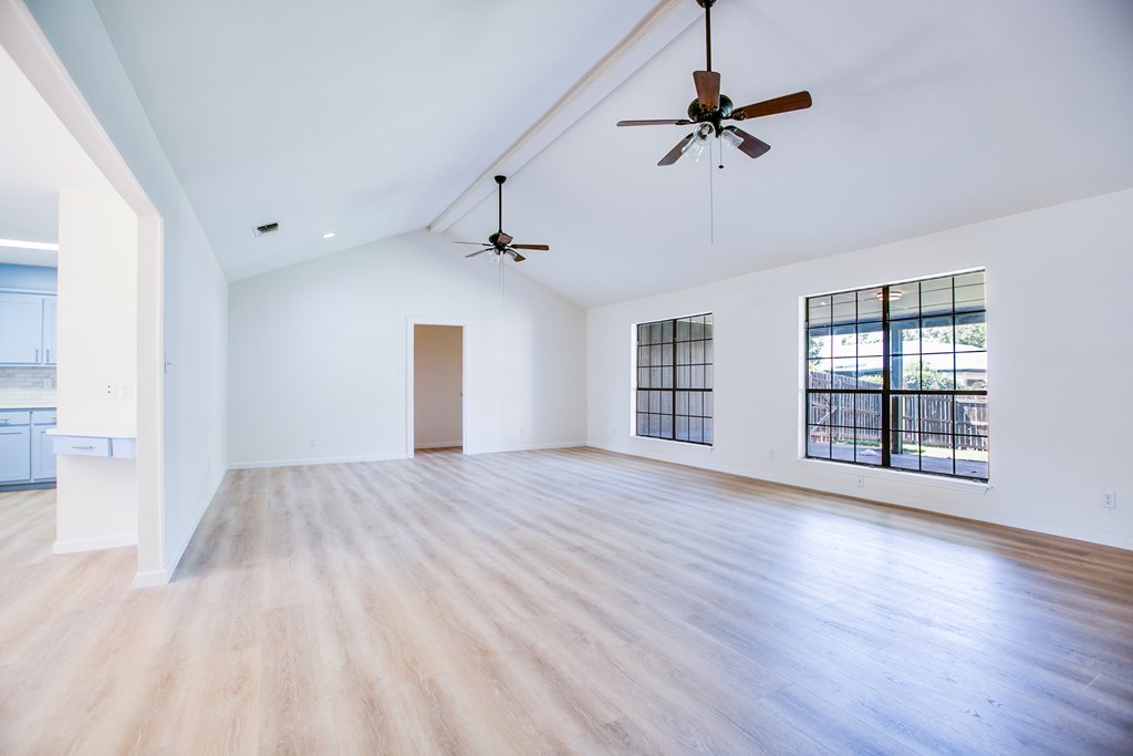 3842 Hillcrest Property Photo 8