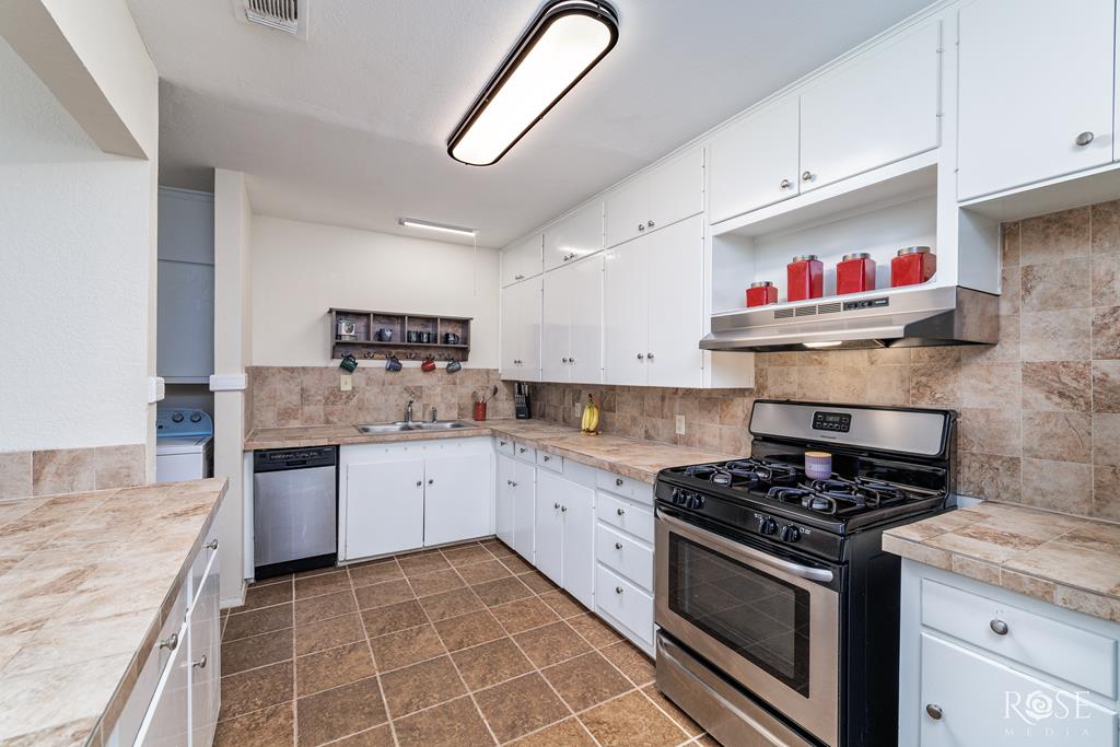 1726 S Park St Property Photo 8