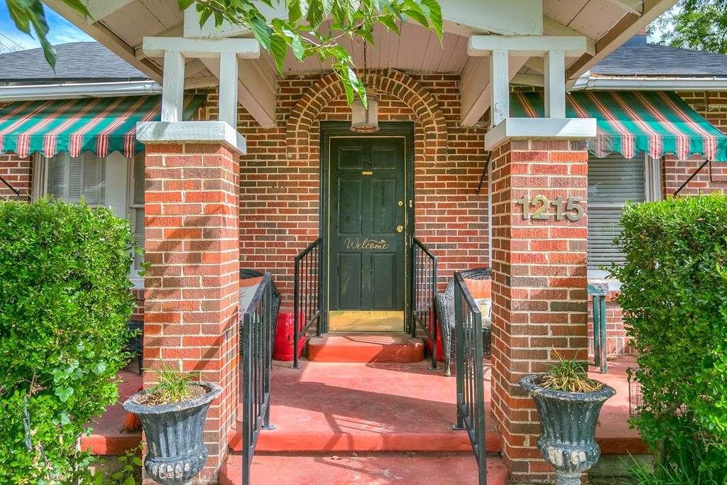 1215 Colorado Ave Property Photo 3