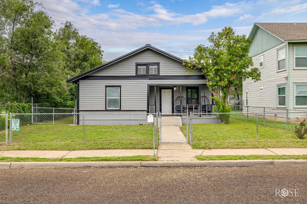 411 N Bishop St Property Photo 1