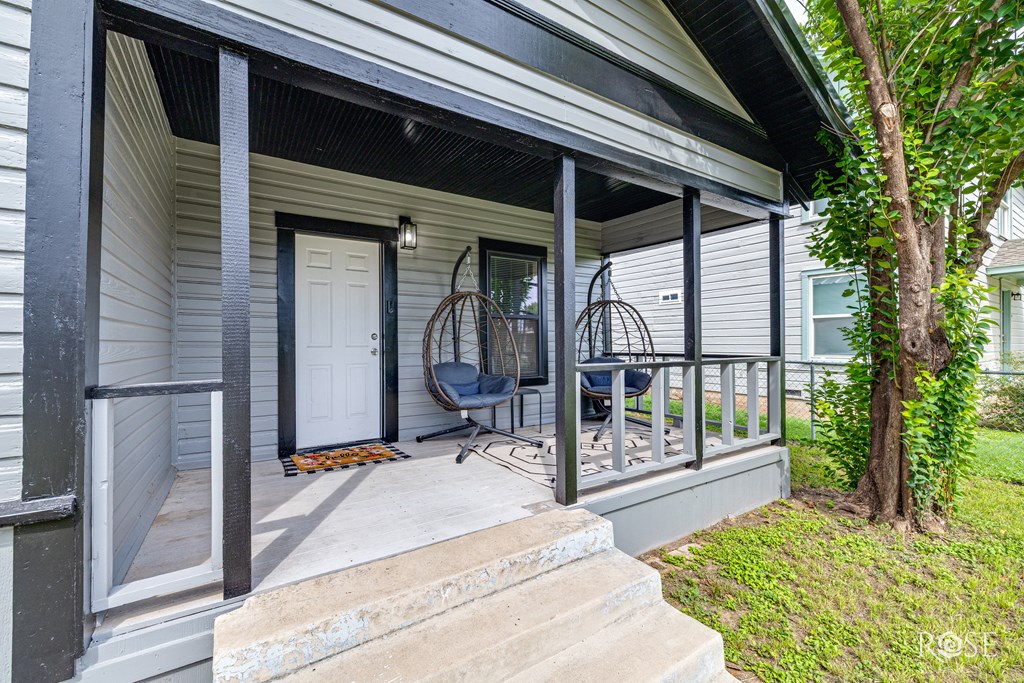 411 N Bishop St Property Photo 5
