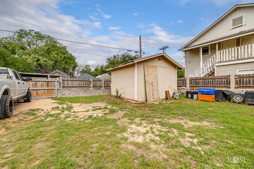 411 N Bishop St Property Photo 19