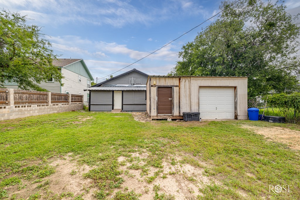 411 N Bishop St Property Photo 21