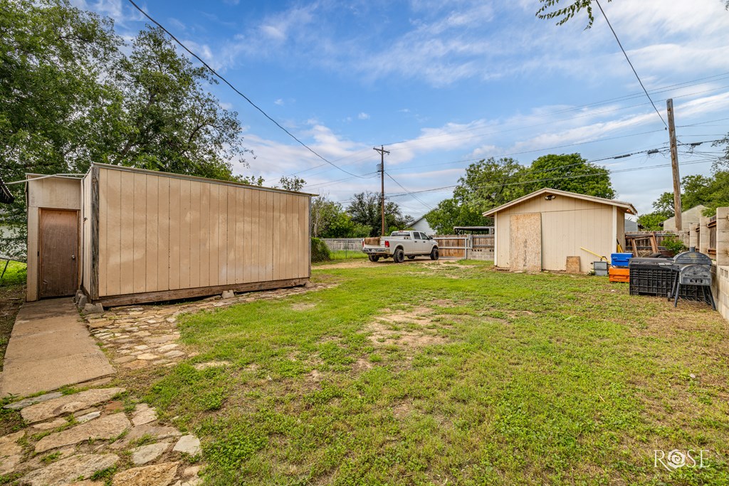 411 N Bishop St Property Photo 22