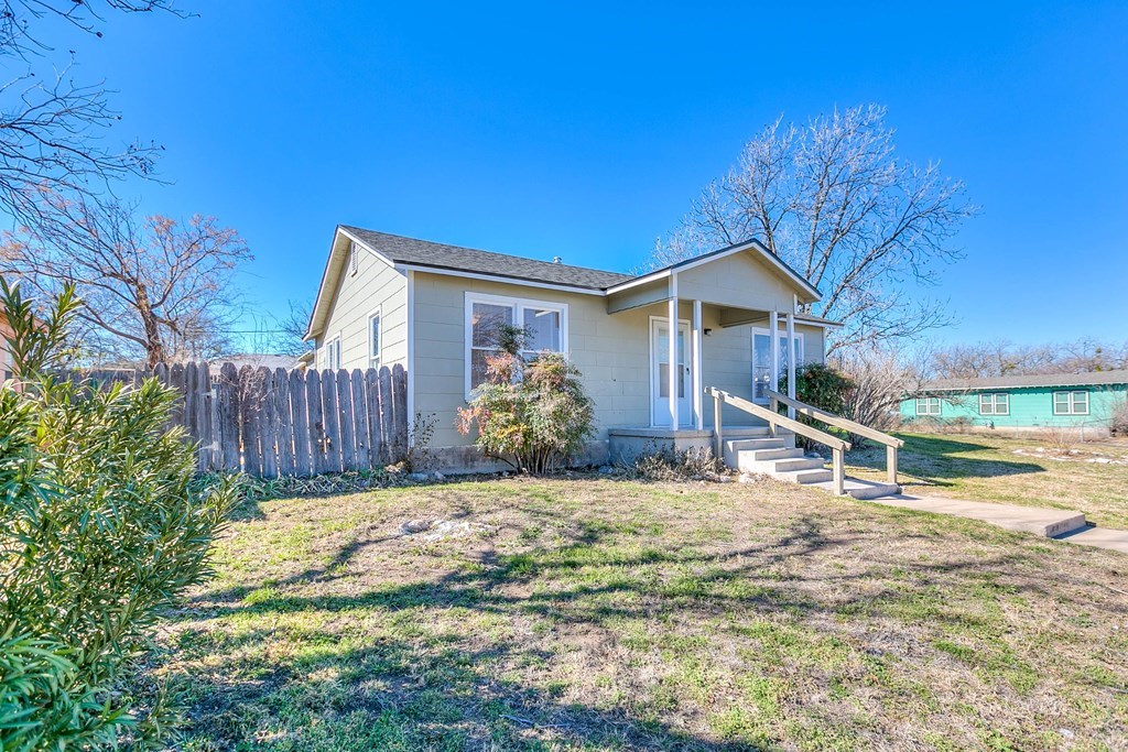 1221 Howard Ave Property Photo 3
