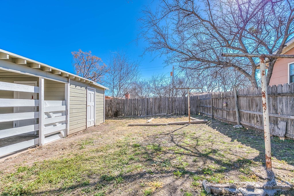 1221 Howard Ave Property Photo 22