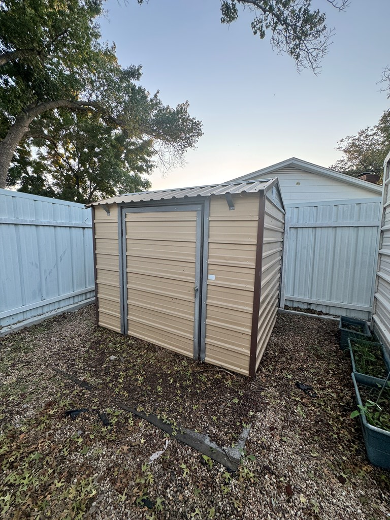 710 State Court Dr Property Photo 21
