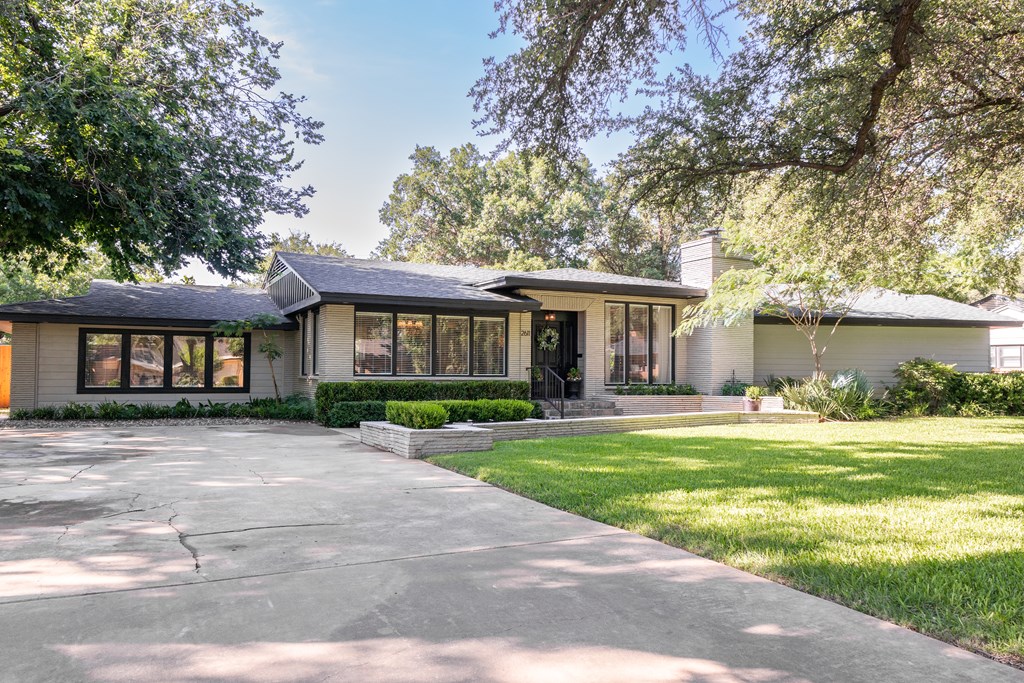 2611 Live Oak St Property Photo 4