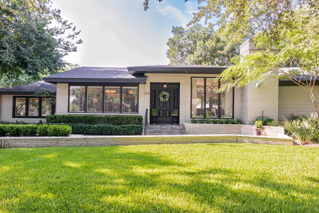2611 Live Oak St Property Photo 5