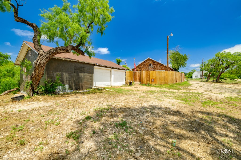 415 E Harris Ave Property Photo 4