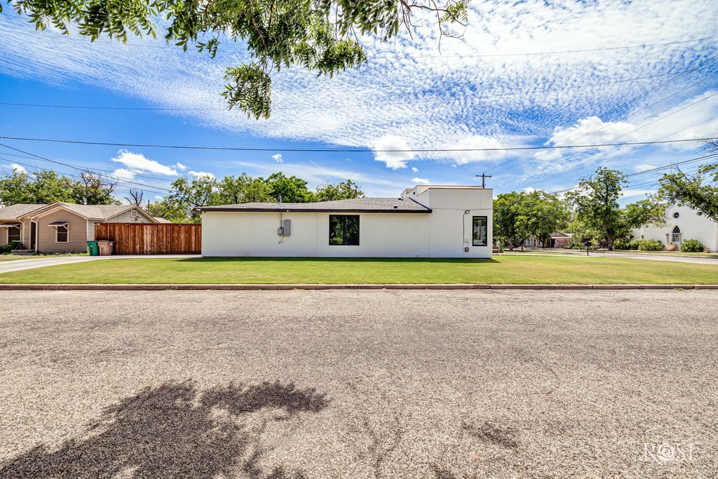 726 W Ave I Property Photo 27