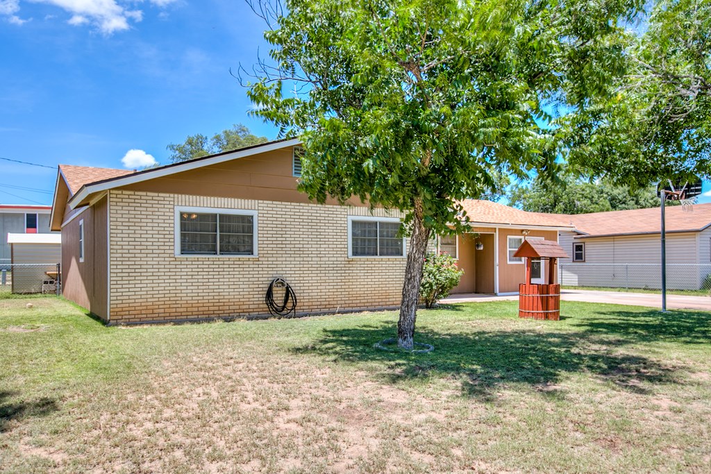 165 Woodruff St Property Photo 3