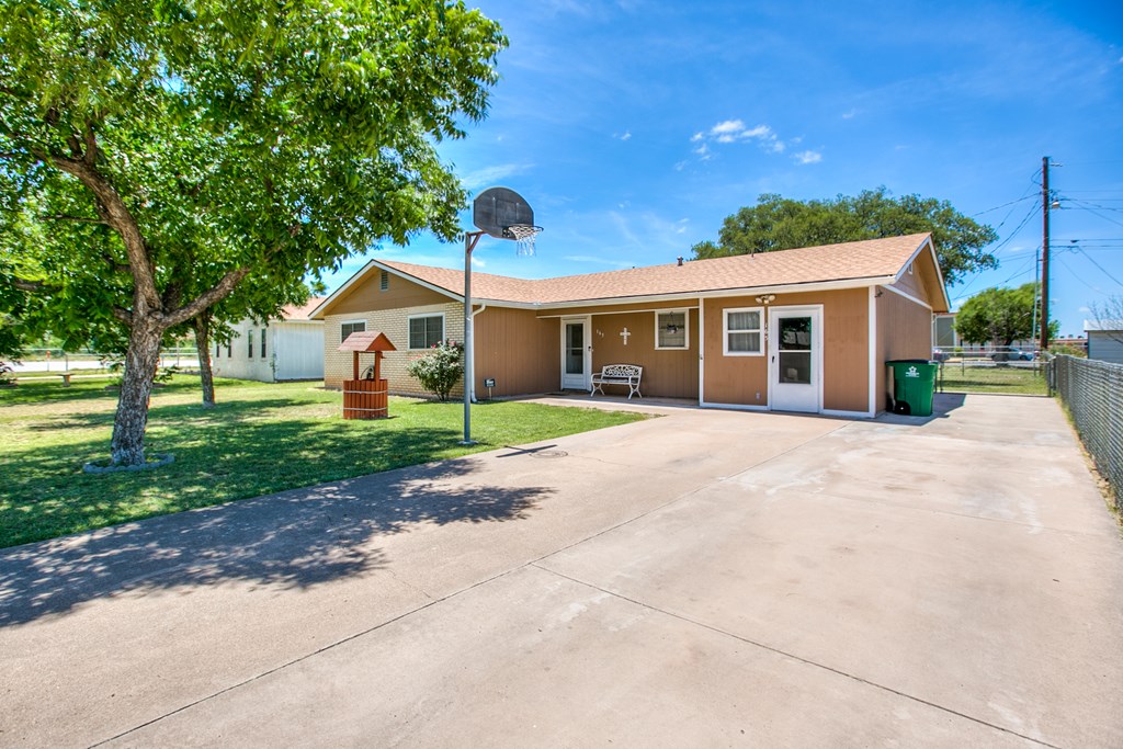 165 Woodruff St Property Photo 4