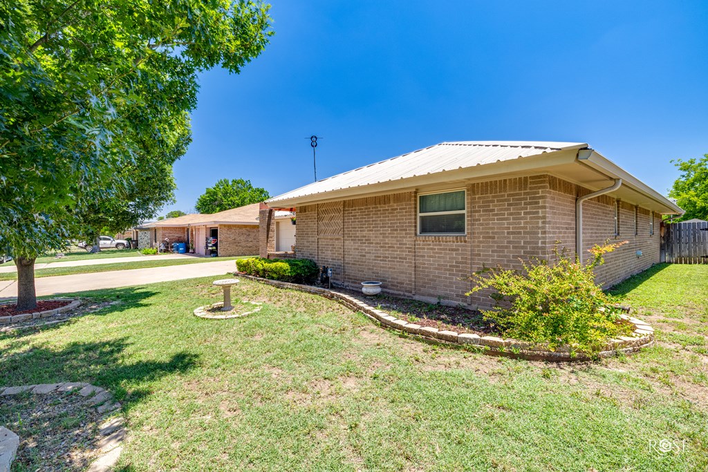 1729 Parkview Dr Property Photo 2