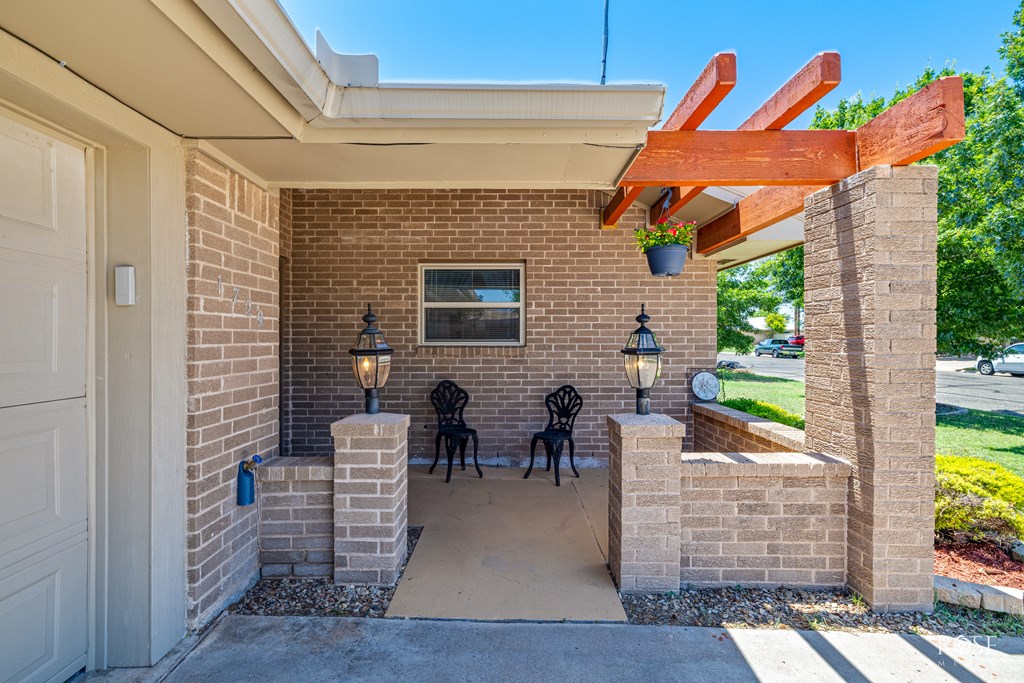 1729 Parkview Dr Property Photo 4