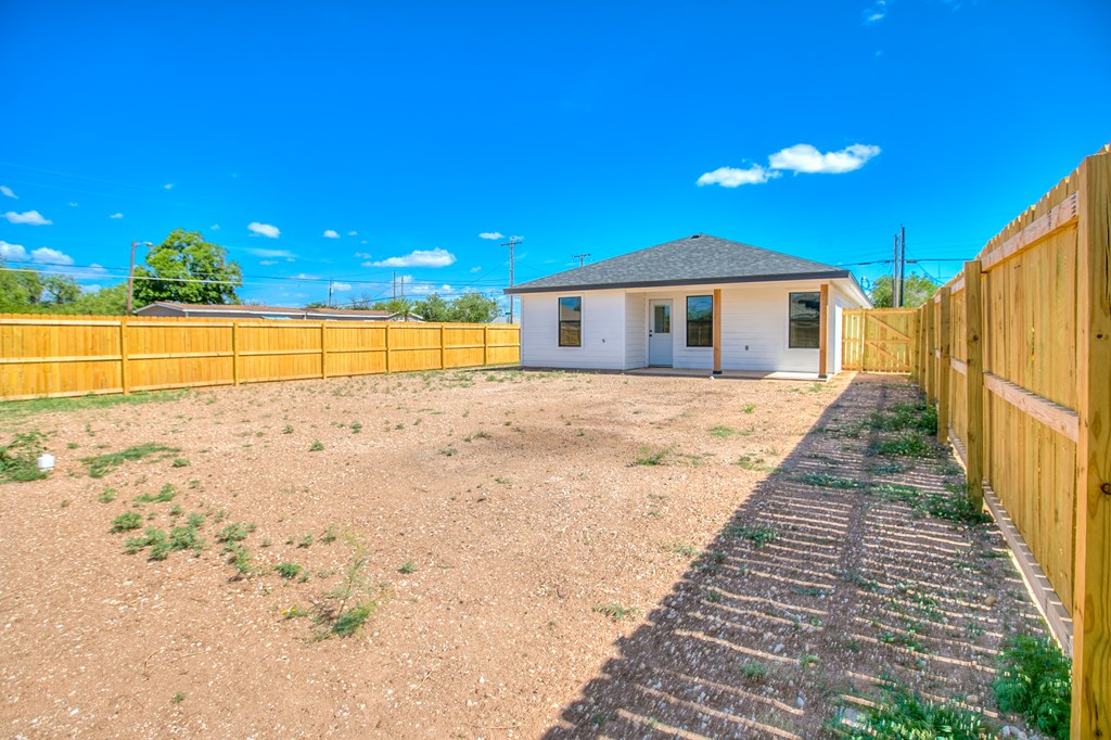 702 W Ave Z Property Photo 32