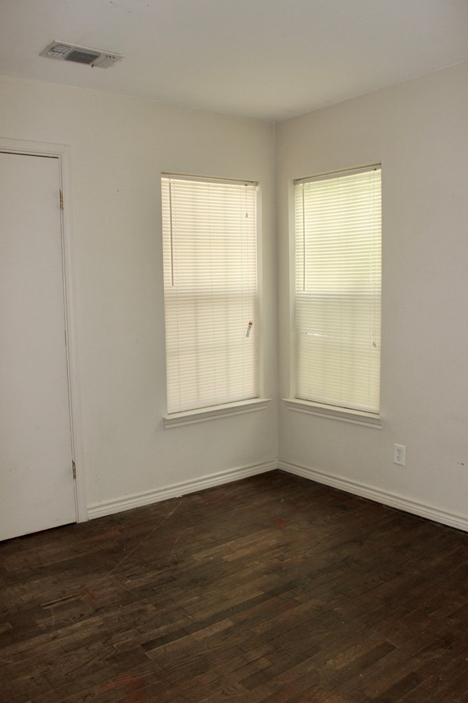 325 St Johns St Property Photo 7