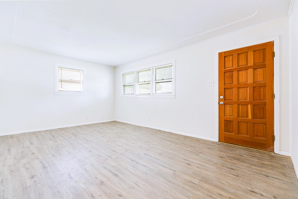 326 River Oaks St Property Photo 2