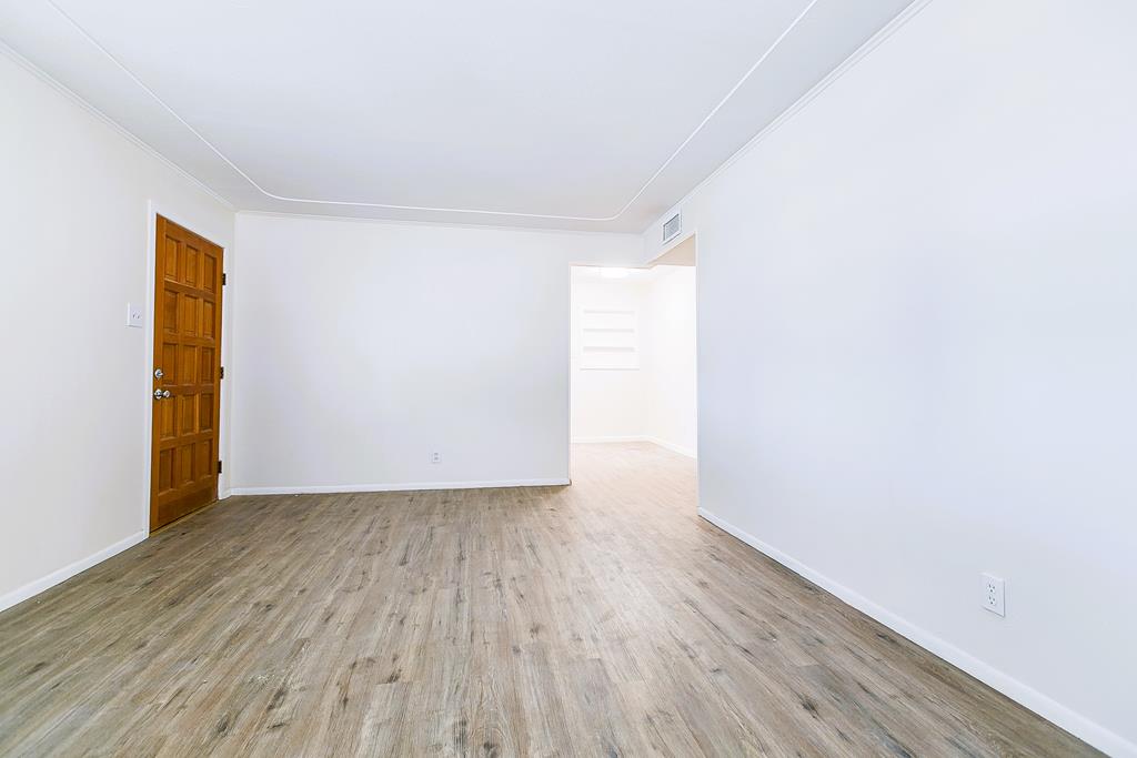 326 River Oaks St Property Photo 4