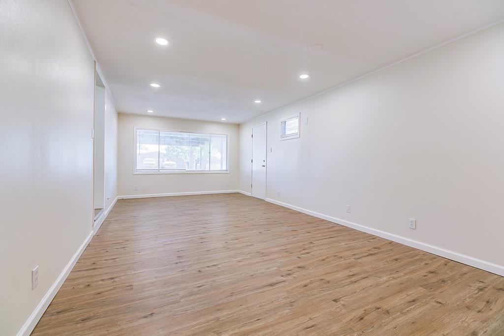 326 River Oaks St Property Photo 8