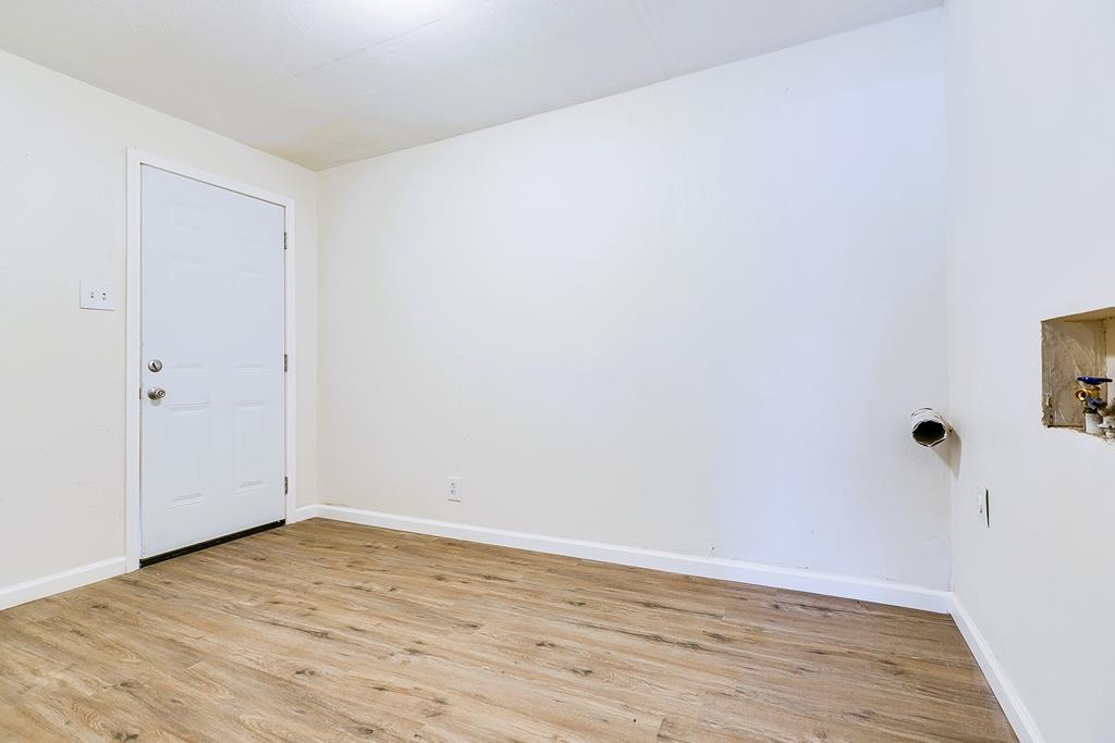 326 River Oaks St Property Photo 9