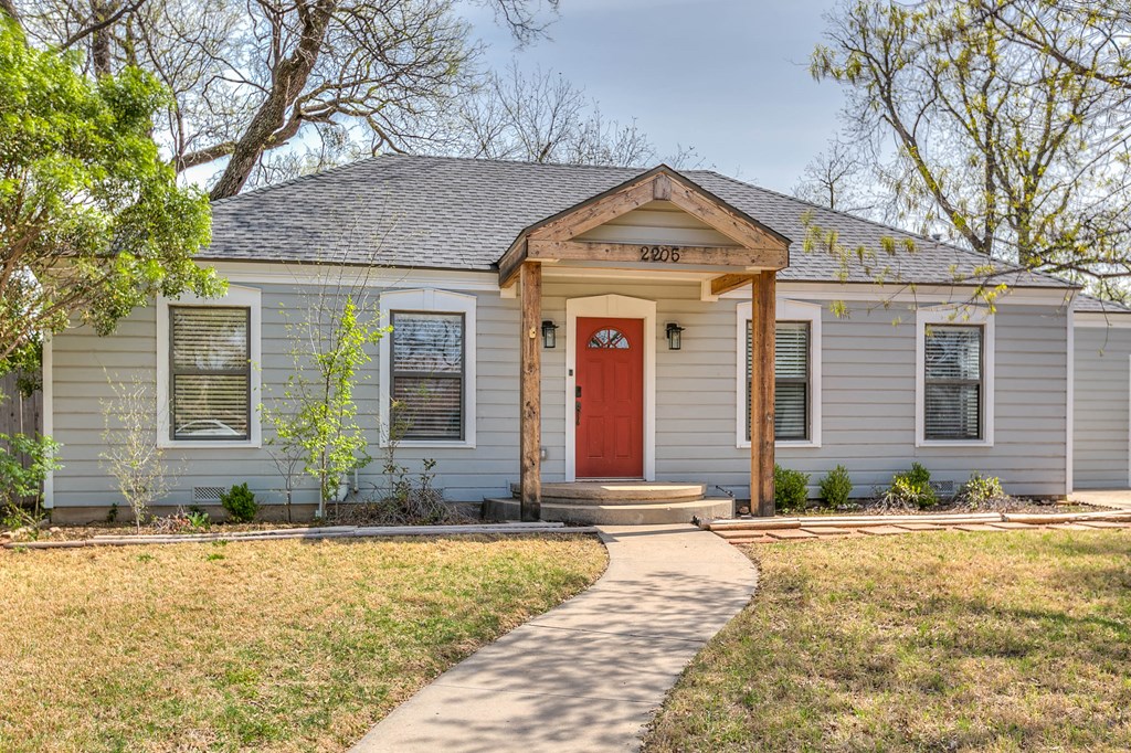 2205 Live Oak Dr Property Photo 2