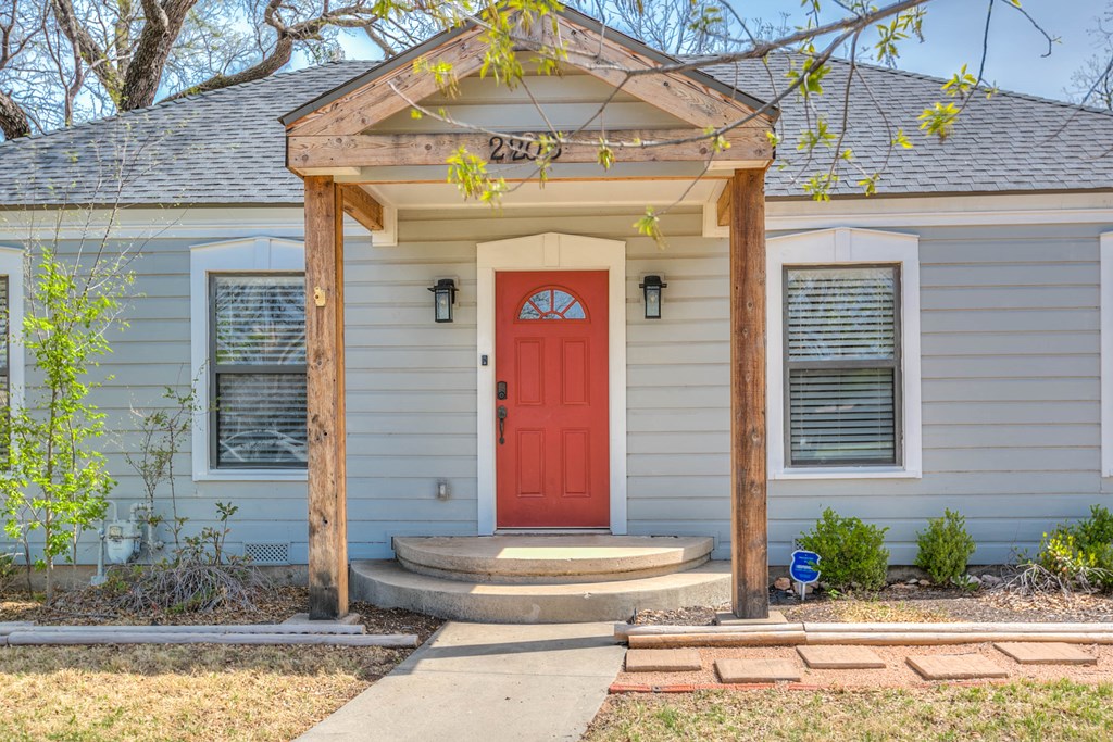 2205 Live Oak Dr Property Photo 3