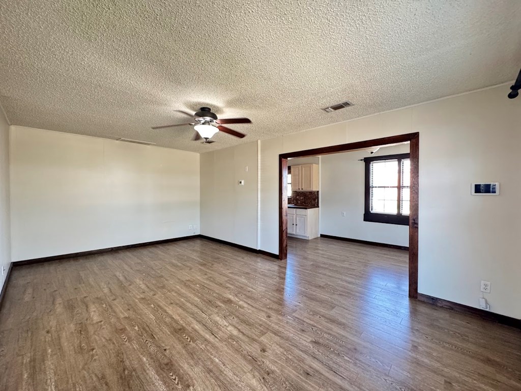 2302 W Twohig Ave Property Photo 4