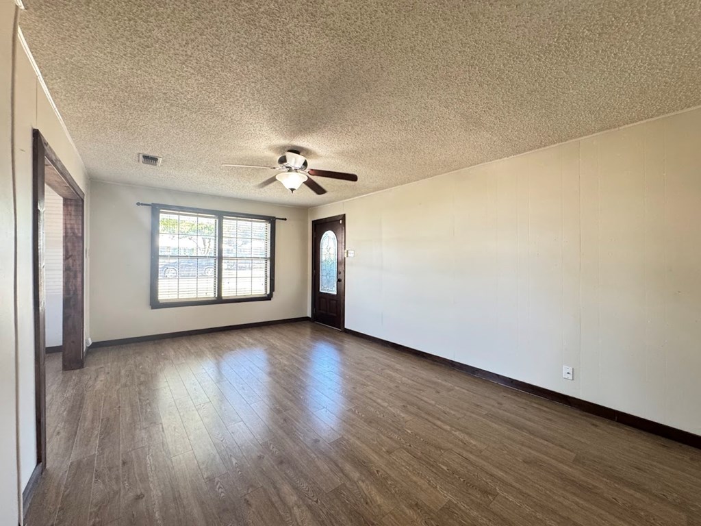 2302 W Twohig Ave Property Photo 6