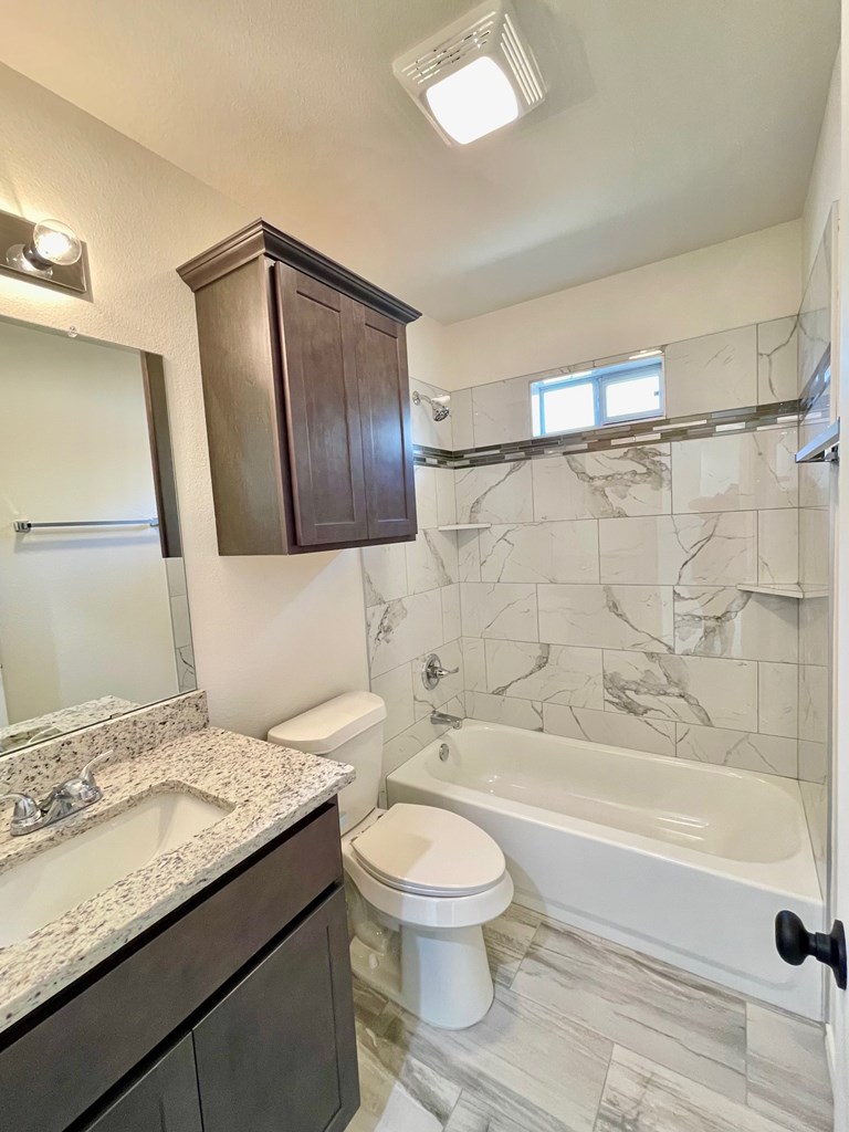 115 E 41st St Property Photo 12