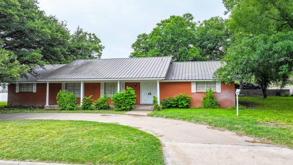 1001 Henderson Dr Property Photo 1