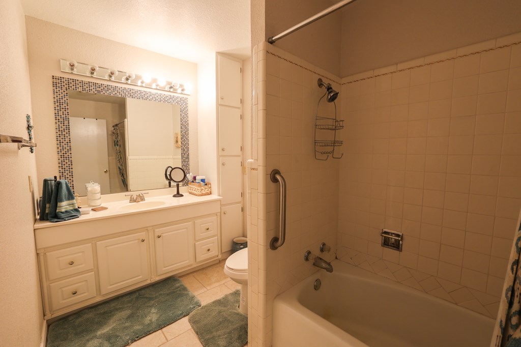1001 Henderson Dr Property Photo 8