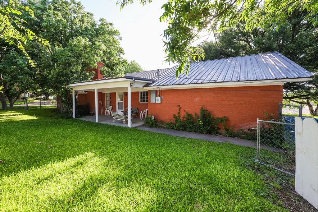 1001 Henderson Dr Property Photo 14