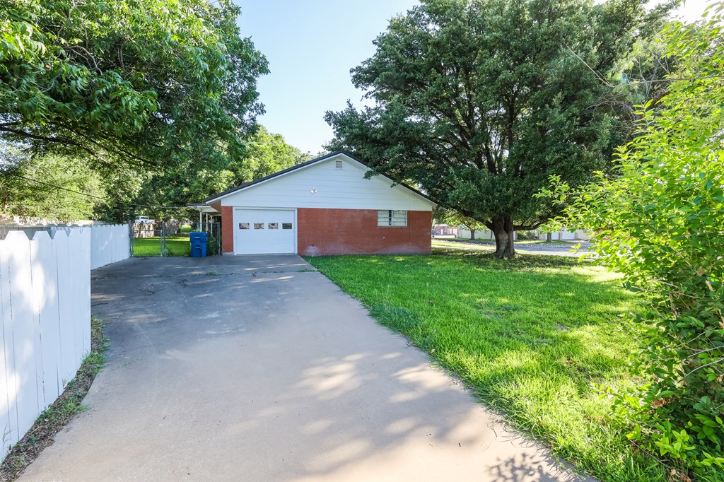 1001 Henderson Dr Property Photo 15