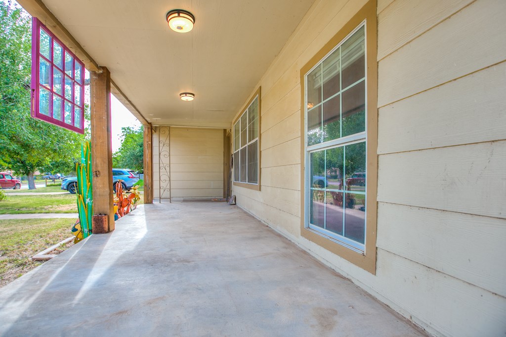 317 River Oaks St Property Photo 4