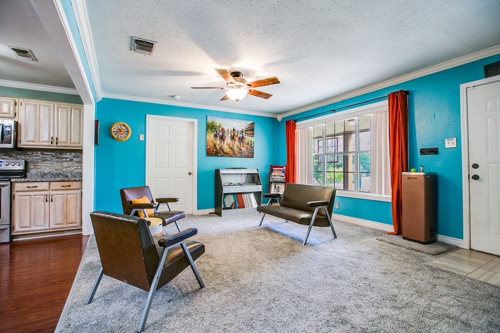 317 River Oaks St Property Photo 6