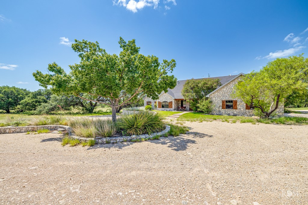 6873 Green Oaks Drive Property Photo 4