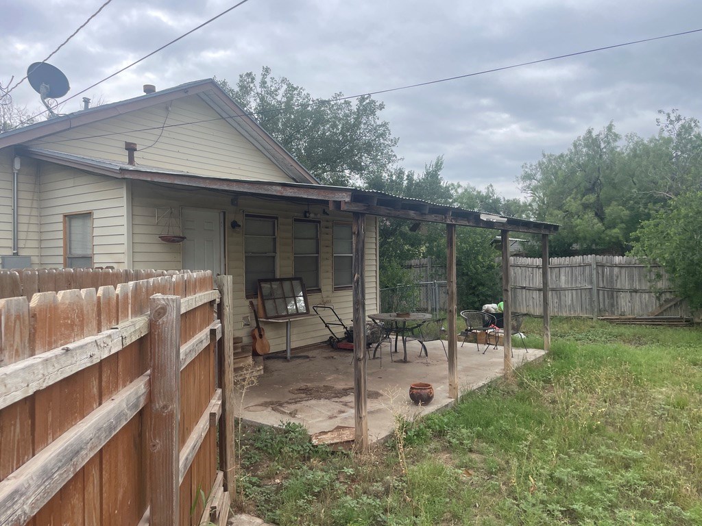 2602 Waco St Property Photo 8