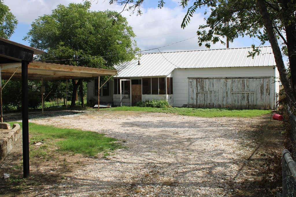1002 Broadway St Property Photo 4