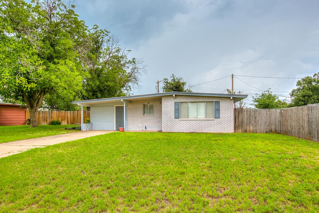 2310 Oxford Circle Property Photo 1